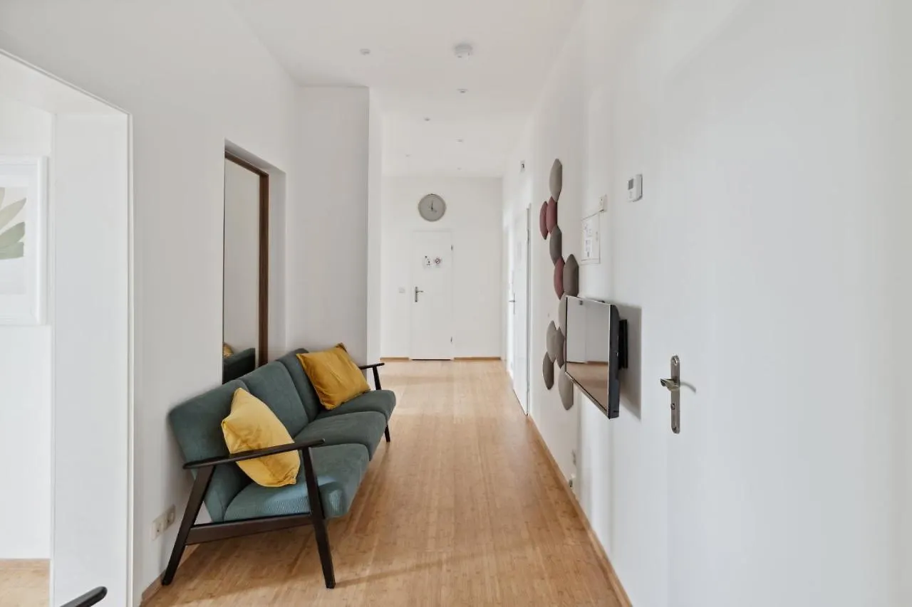 Apartment Fuer 13 Gaeste, 5 Schlafzimmer, 2 Baeder, 2 Loggia'S, Leipzig Zentrum Ost 0*,  Germany